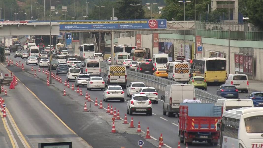 Okullarda uyum haftası başladı: İstanbul'da trafik felç oldu 10